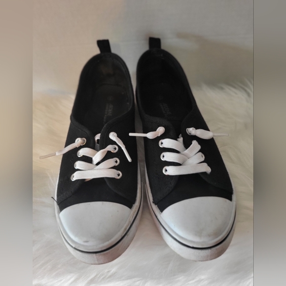 Ardrne Women  Black and White Sneakers, Size 6 - Picture 2 of 4